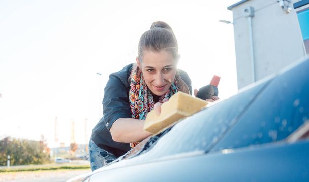 Mujer espumando su coche
  - Foto, imagen