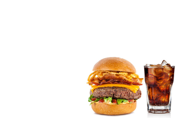 Verse smakelijke hamburger en cola glas geïsoleerd op een witte achtergrond. Copyspace - Foto, afbeelding