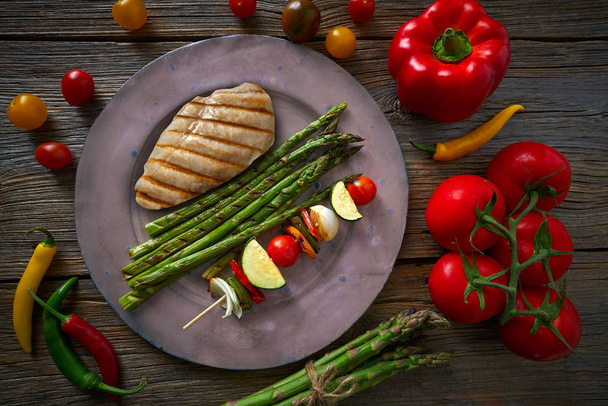grilled chicken breast with brochette vegetable with grill asparagus - Foto, afbeelding