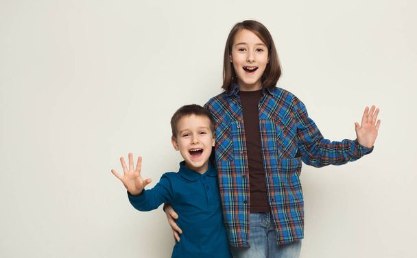 Happy brother and sister, studio background - Foto, Imagen