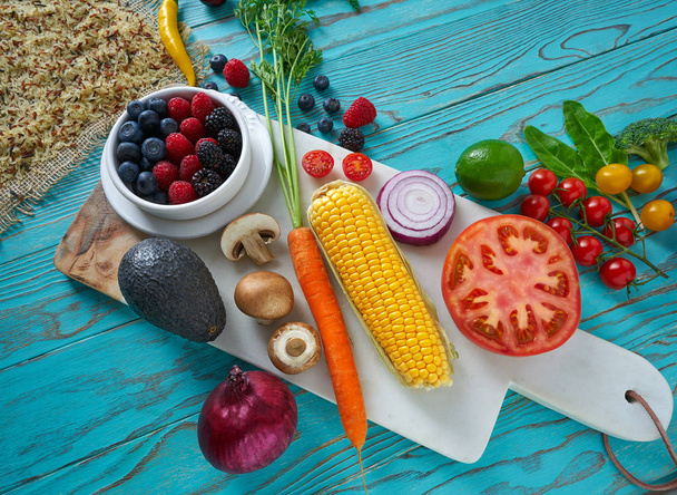 Healthy food vegetables for heart heath on wooden turquoise background - Valokuva, kuva