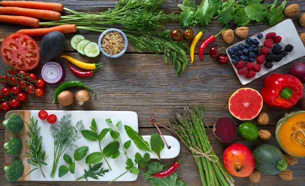 Healthy food vegetables for heart heath on wooden background - Valokuva, kuva