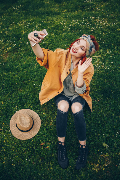 gyönyörű fiatal nő figyelembe selfie kép szabadban. hippi divat blogger nyaralni, smartphone önarckép figyelembe. utcai stílus, zene fesztivál portré, fiatal lány, hiteles és szórakoztató. - Fotó, kép