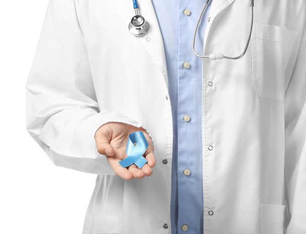 Doctor sosteniendo cinta azul sobre fondo blanco. Concepto de cáncer de próstata
 - Foto, imagen