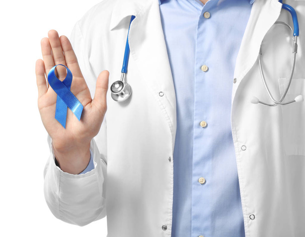 Dokter bedrijf blauw lint op witte achtergrond, close-up. Prostaatkanker concept - Foto, afbeelding