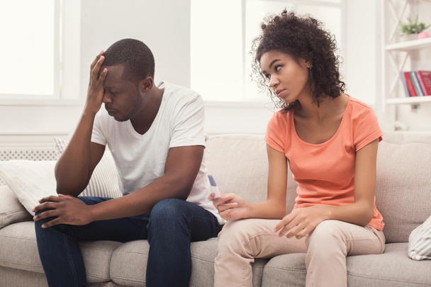 Triste pareja negra después del resultado de la prueba de embarazo
 - Foto, imagen