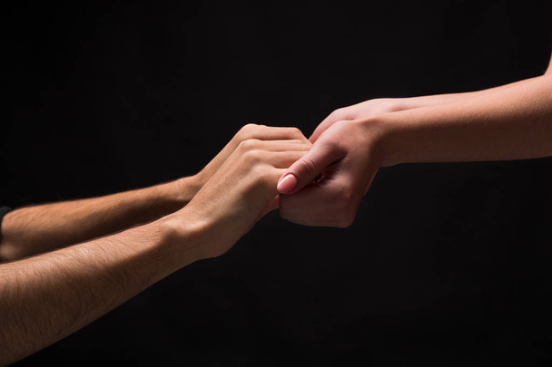 Mãos de homem e mulher apaixonados, isolados em preto
 - Foto, Imagem