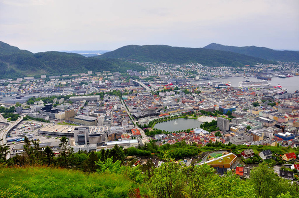Uitzicht op de stad Bergen van de kabelspoorweg uitkijk - Foto, afbeelding
