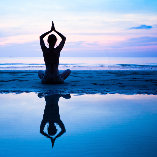 jóga, harmonie zdraví - silueta mladá žena na pláži při západu slunce. - Fotografie, Obrázek