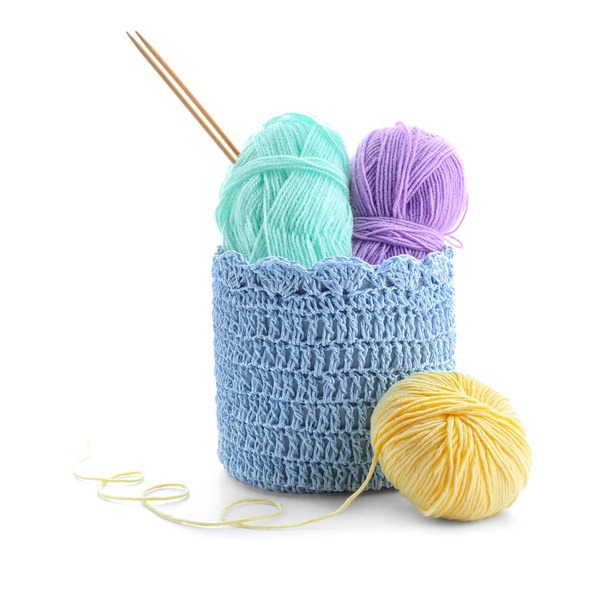 Panier avec fil à tricoter et aiguilles sur fond blanc - Photo, image