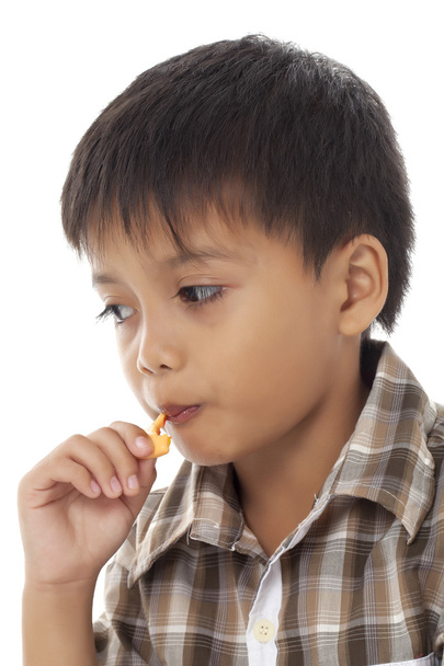 мальчик ест конфеты
 - Фото, изображение