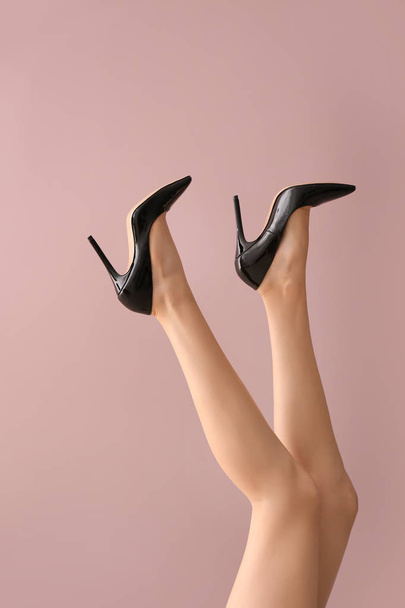 Renk arka plan üzerinde güzel genç kadının bacakları - Fotoğraf, Görsel