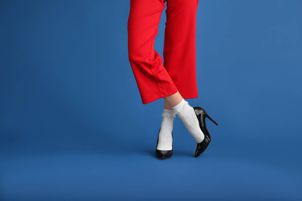 Las piernas de la hermosa mujer joven en el fondo de color
 - Foto, Imagen