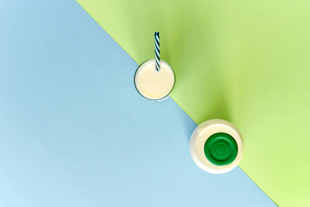 Cam şişe ve saman ile şeffaf bir bardak süt  - Fotoğraf, Görsel