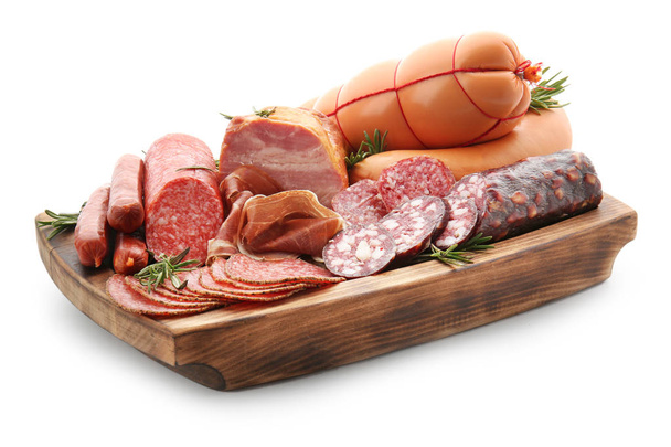 Sortiment köstlicher Fleischspezialitäten auf Holzbrett, isoliert auf weiß - Foto, Bild