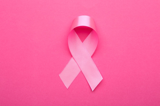Cinta rosa sobre fondo de color. Concepto de cáncer de mama - Foto, imagen
