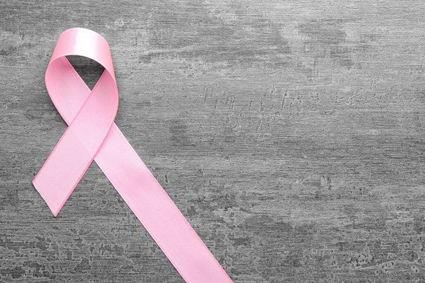 Cinta rosa sobre fondo gris. Concepto de cáncer de mama - Foto, imagen
