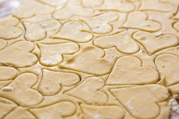 Elkészítése a tésztát egy sodrófa roll, és vágott alakzatok formájában a szívét. Sütés cookie-kat a nyaraláshoz. Közeli kép:.  - Fotó, kép