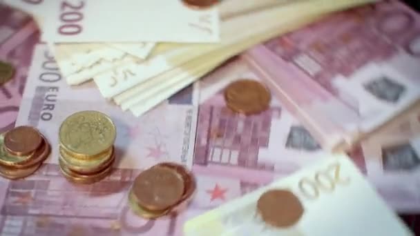 Dönen euro banknot ve madeni paralar. Euro para birimi cinsinden yığını - Video, Çekim