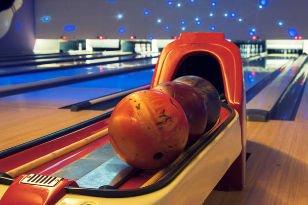 Boules de bowling colorées sur la piste de bowling. Jeu et Fun
 - Photo, image