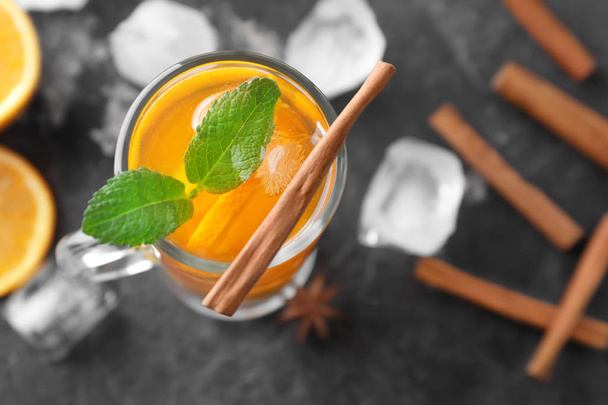 Coupe en verre de boisson avec orange et cannelle sur la table
 - Photo, image
