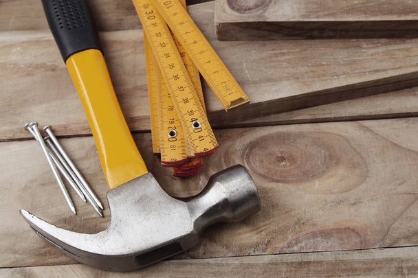 Hammer, Nägel und Lineal auf Holz  - Foto, Bild