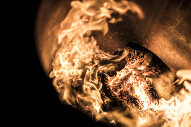 Abrir llamas de fuego para hacer comida
. - Foto, Imagen