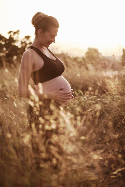 Atractiva mujer embarazada al aire libre
 - Foto, Imagen