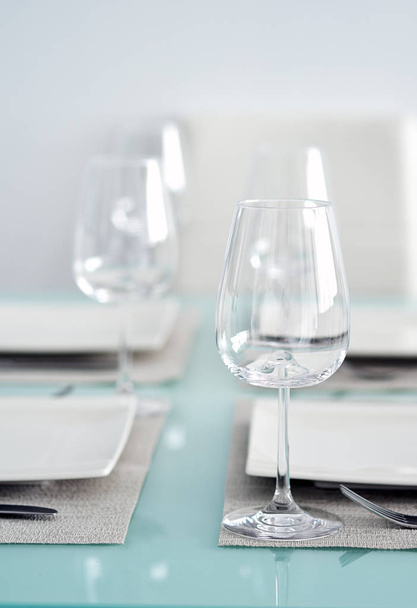 Cadre de table avec verres à vin, couverts et assiettes - Photo, image