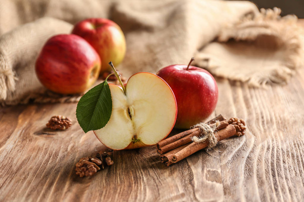 新鮮なリンゴとシナモンの木製のテーブル - 写真・画像