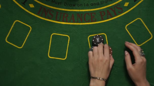 Ztracené, blackjack hráč ruce Bet v čipy karet na pohled shora zelený balíček tabulka - Záběry, video