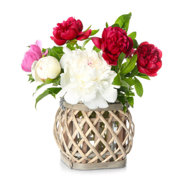 Vaas met mooie pioenroos bloemen op witte achtergrond - Foto, afbeelding