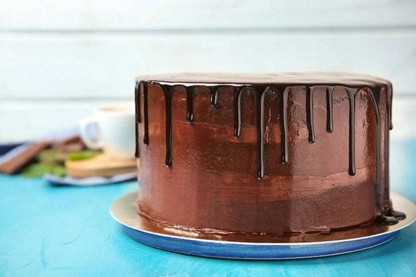 Placa con delicioso pastel de chocolate en la mesa
 - Foto, imagen