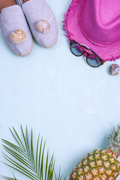 Rama de palma, sombrero, zapatos y gafas de sol sobre un fondo azul, vacaciones de verano. Espacio libre para texto. Copiar espacio. Puesta plana
 - Foto, Imagen