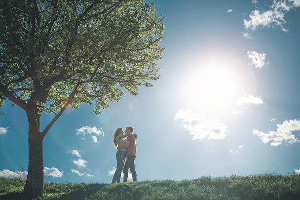 Dating couple on hill hugging - Fotografie, Obrázek