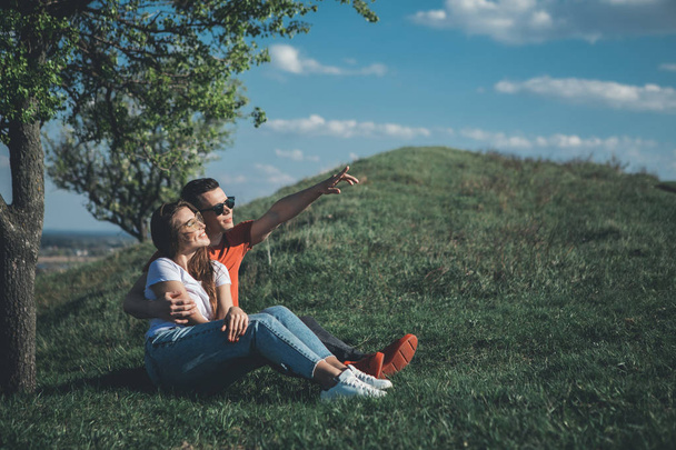 Nuori mies ja nainen ihailevat kesäpäiviä yhdessä
 - Valokuva, kuva