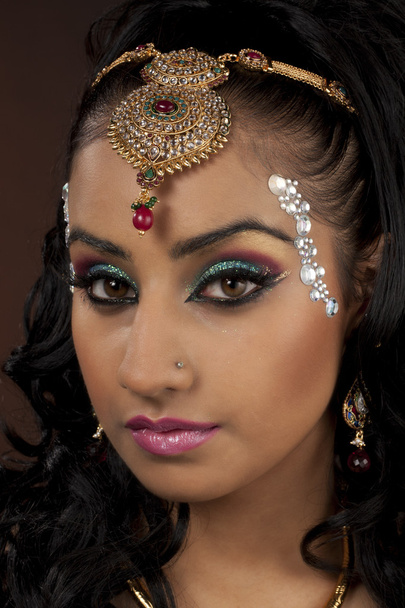 Portret van een aantrekkelijke jonge vrouw met make-up en jewel - Foto, afbeelding