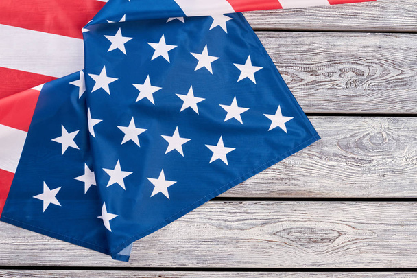 Bandera de América sobre fondo de madera viejo
. - Foto, imagen