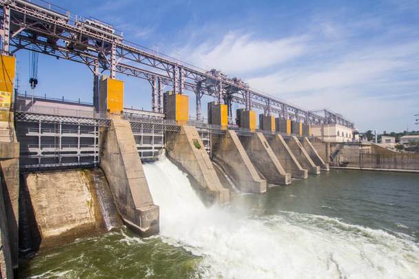 Central hidroeléctrica en Dubossary, Moldavia
 - Foto, Imagen