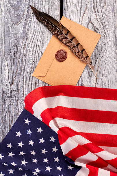 Enveloppe artisanale avec timbre et drapeau américain
. - Photo, image