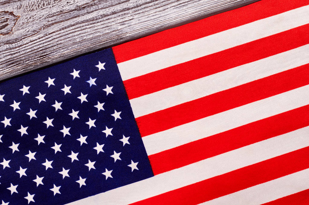 Close up bandiera degli Stati Uniti su sfondo di legno
. - Foto, immagini
