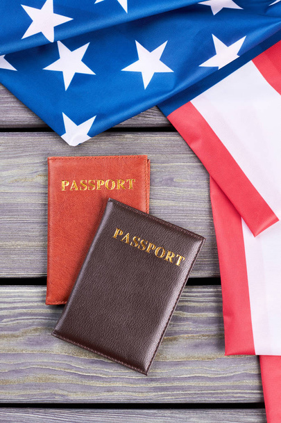 Deux passeports et drapeau américain
. - Photo, image