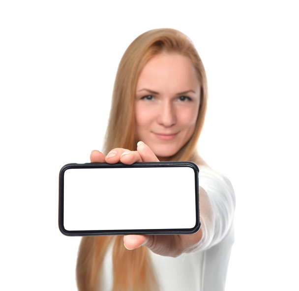 Mostra giovane donna visualizzazione del nuovo telefono cellulare con schermo nero
  - Foto, immagini