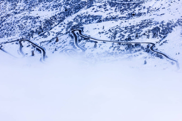 Talvi hairpin puolestaan tien lähellä Passo Giau - minimalistinen Dolomites, Italia
 - Valokuva, kuva