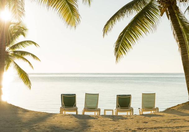 Strandurlaub Liegestühle im Sand mit Blick auf den Ozean - Foto, Bild