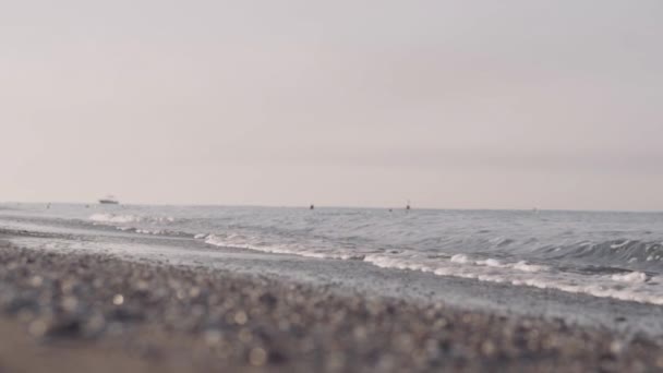 κύματα της θάλασσας ρολό σε μια αμμώδη παραλία - Πλάνα, βίντεο