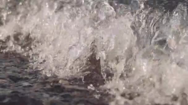 tenger hullámai roll homokos strandon - Felvétel, videó