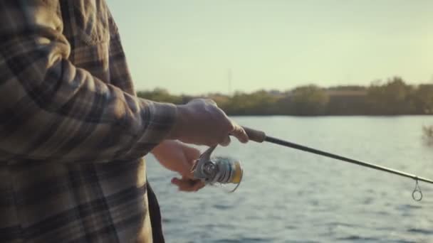Jeune pêcheur pêche activement au lac
 - Séquence, vidéo