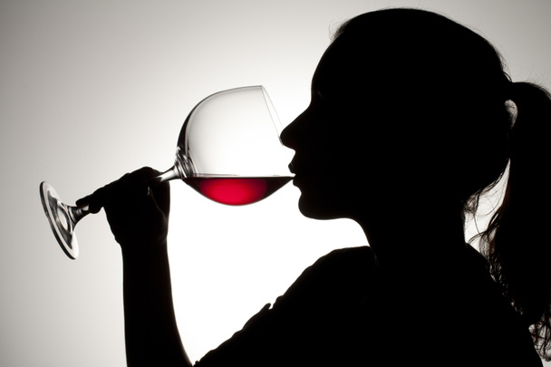 306 femme buvant du vin rouge
 - Photo, image