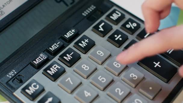 Жінка використовує калькулятор. Облік бізнесу та розрахунок прибутку грошей
 - Кадри, відео